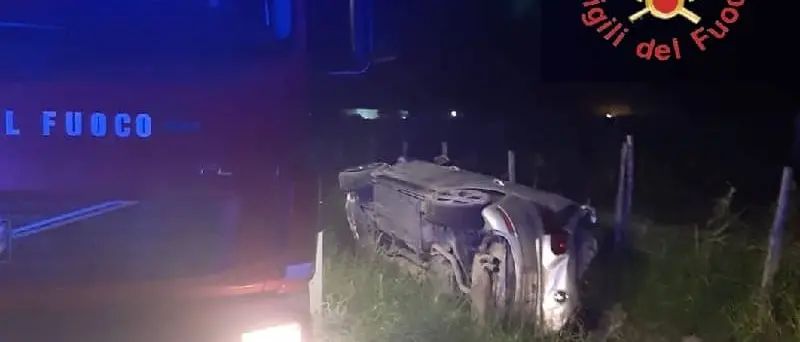 Botricello, una Golf si ribalta: ferito il giovane conducente