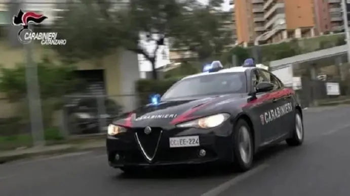 Divide due litiganti, giovane pestato: 20 giorni di prognosi