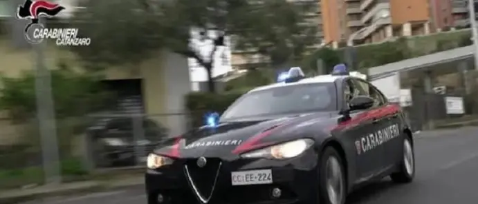 Divide due litiganti, giovane pestato: 20 giorni di prognosi