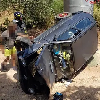 Utilitaria fuori strada, morto 79enne