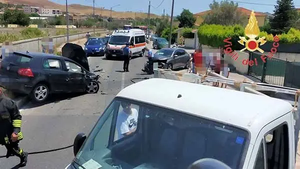 Incidente stradale fra 3 auto su viale Isonzo: 4 feriti