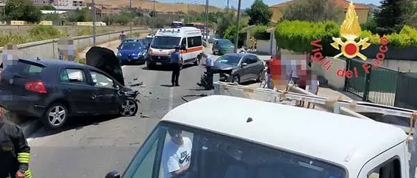Incidente stradale fra 3 auto su viale Isonzo: 4 feriti