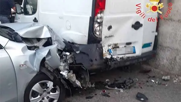 Gagliano, sbanda e danneggia diverse auto