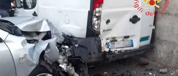 Gagliano, sbanda e danneggia diverse auto