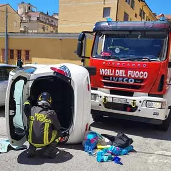 Utilitaria si ribalta, anziana in ospedale