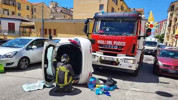Utilitaria si ribalta, anziana in ospedale