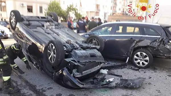 S.Antonio, urta auto e si ribalta: giovane ferito