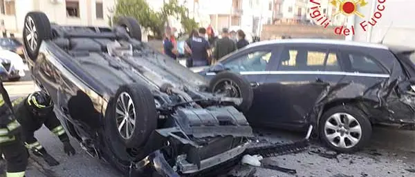 S.Antonio, urta auto e si ribalta: giovane ferito