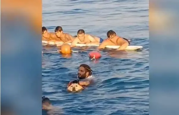 In 4 aggrappati ad un surf: salvati da cane e conduttore