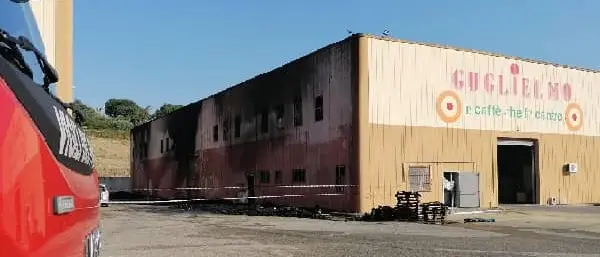 Incendio alla torrefazione Guglielmo, danni esterni