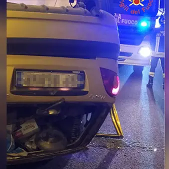Si ribalta in galleria: estratta da automobilista in transito