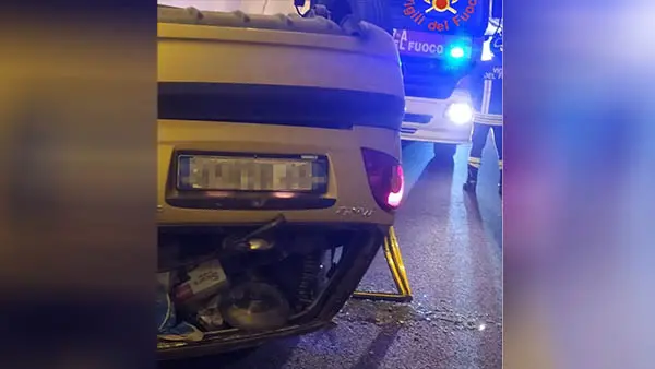Si ribalta in galleria: estratta da automobilista in transito