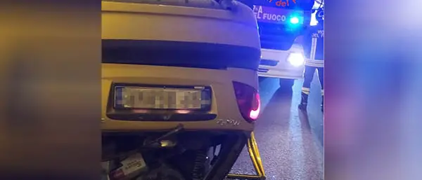 Si ribalta in galleria: estratta da automobilista in transito