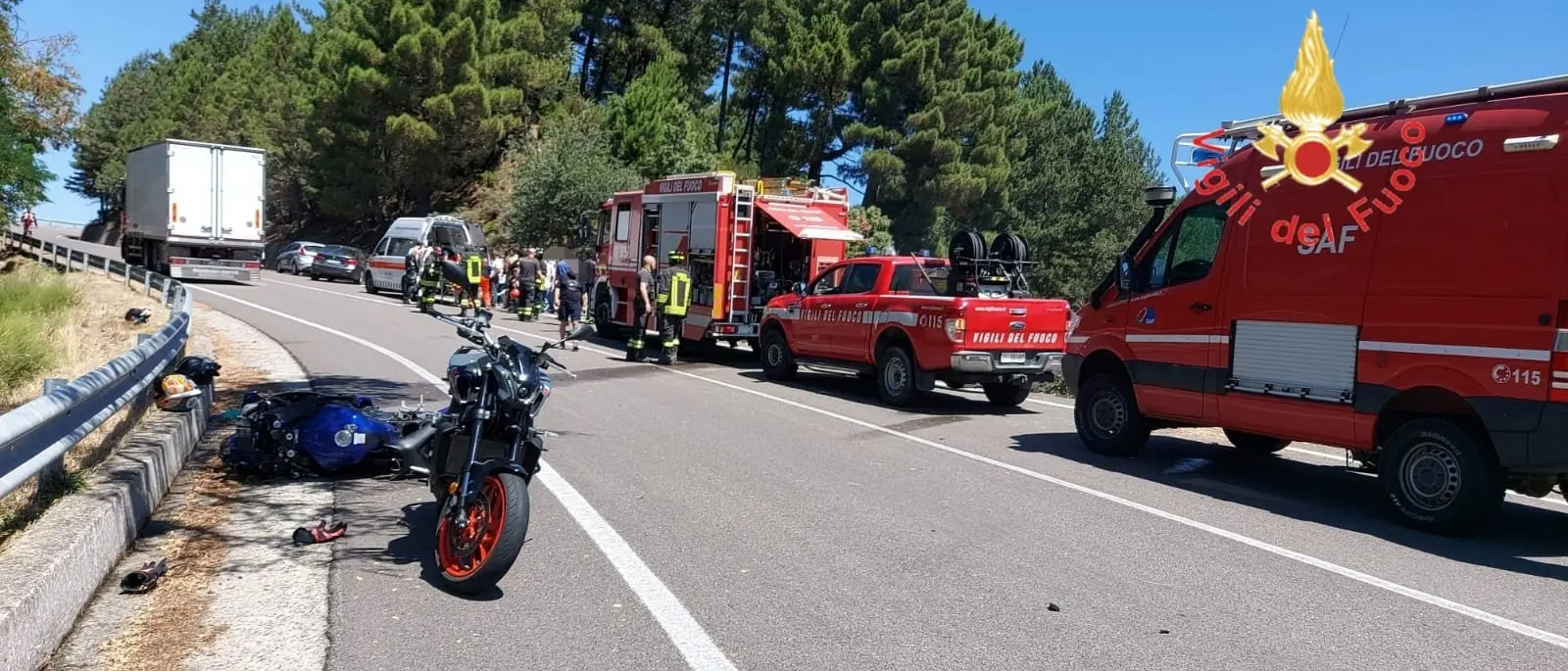 Moto cade in dirupo a Pentone, due feriti