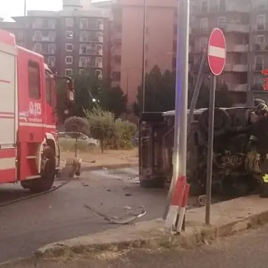 Minibus si ribalta su viale De Filippis: 5 feriti