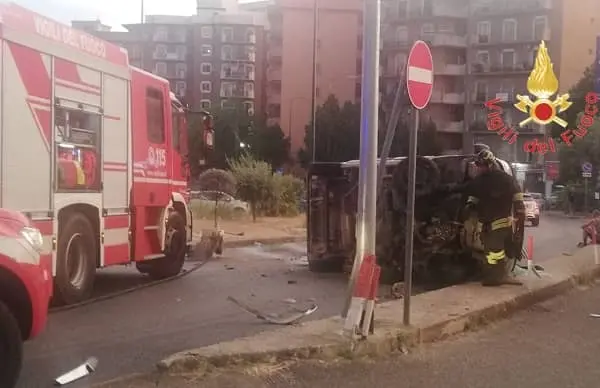 Minibus si ribalta su viale De Filippis: 5 feriti