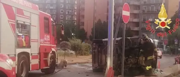 Minibus si ribalta su viale De Filippis: 5 feriti