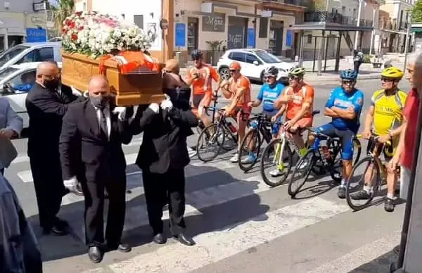 I ciclisti omaggiano il patron della Chiattinese Lagonia