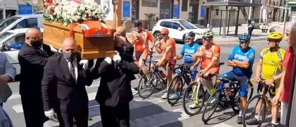 I ciclisti omaggiano il patron della Chiattinese Lagonia