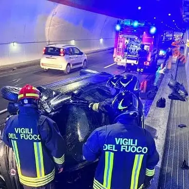 Utilitaria perde controllo in galleria: giovane ferito