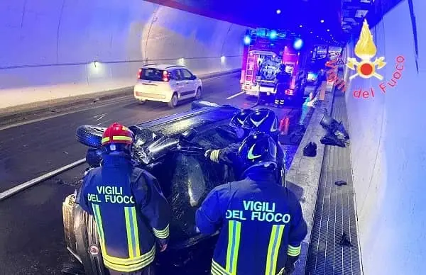 Utilitaria perde controllo in galleria: giovane ferito