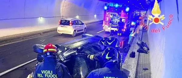 Utilitaria perde controllo in galleria: giovane ferito