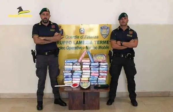 Panetti di cocaina in auto: conducente finisce a Siano