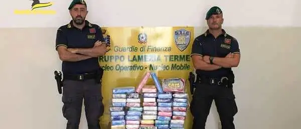 Panetti di cocaina in auto: conducente finisce a Siano