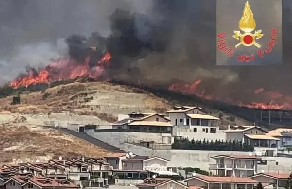 Incendio sulle colline di Giovino, preoccupazione tra i residenti