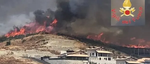 Incendio sulle colline di Giovino, preoccupazione tra i residenti