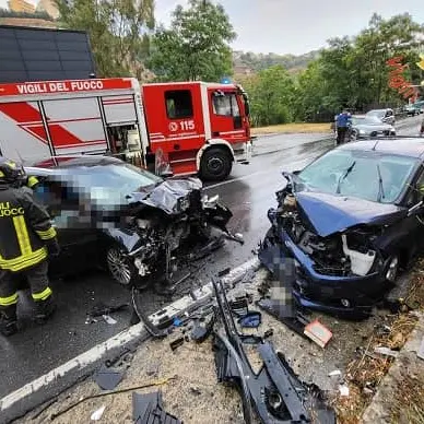 Scontro frontale lungo viale Lucrezia della Valle: 5 feriti