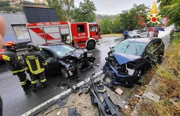 Scontro frontale lungo viale Lucrezia della Valle: 5 feriti