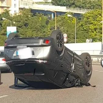 Suv si ribalta sulla rotatoria Gualtieri