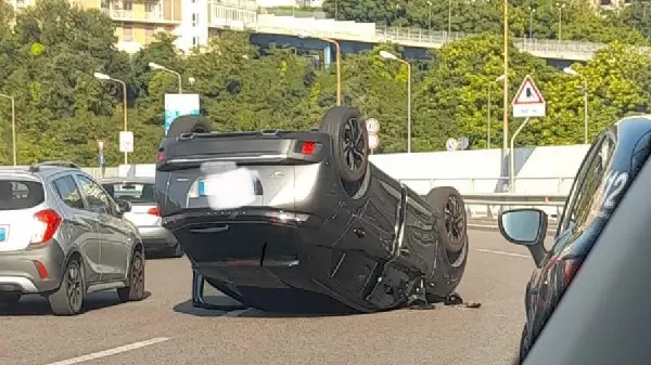 Suv si ribalta sulla rotatoria Gualtieri
