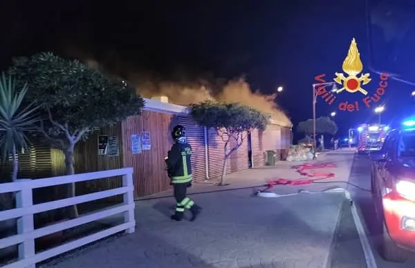 Cropani, incendio ad uno stabilimento balneare