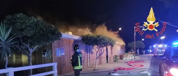 Cropani, incendio ad uno stabilimento balneare