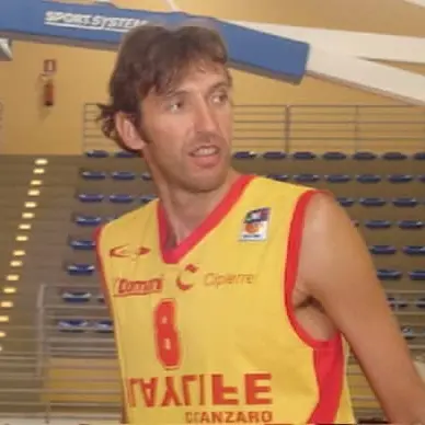 Montepaone intitola campo di basket a Gus Tolotti