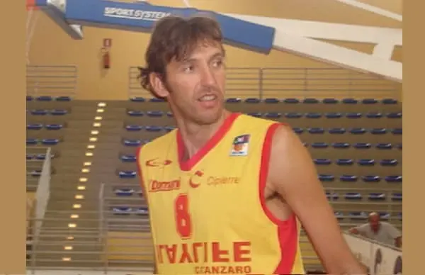 Montepaone intitola campo di basket a Gus Tolotti