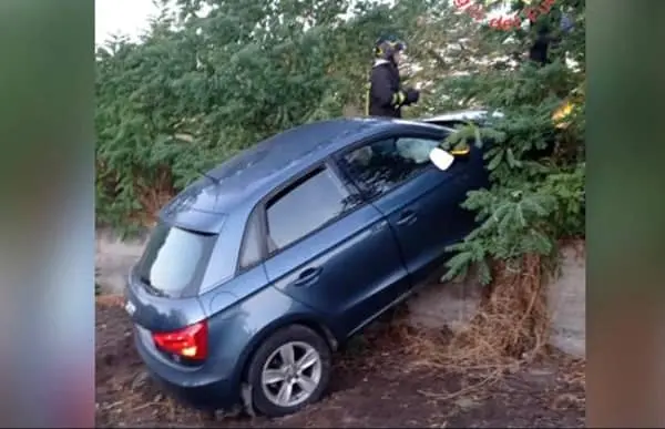 Scontro Jeep-Audi sulla SS 106: quattro feriti