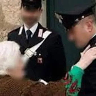 Anziana sola davanti l'ospedale: Carabinieri la notano e l'accompagnano
