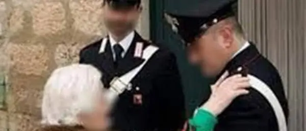 Minaccia e spinge a terra la madre: arrestato 32enne