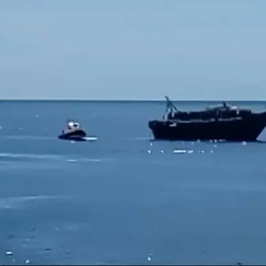 Barcone di migranti sotto gli occhi dei bagnanti a Lido