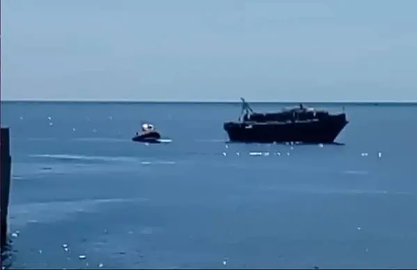 Barcone di migranti sotto gli occhi dei bagnanti a Lido