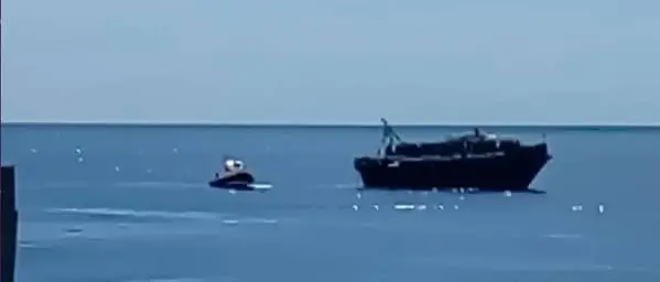 Barcone di migranti sotto gli occhi dei bagnanti a Lido