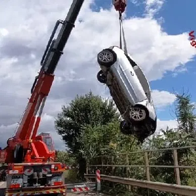 Vola fuori strada in un torrente: morto conducente Corsa