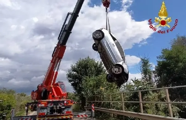 Vola fuori strada in un torrente: morto conducente Corsa
