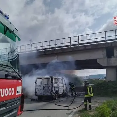 Pulmino distrutto dalle fiamme nei pressi dell'ex Sir