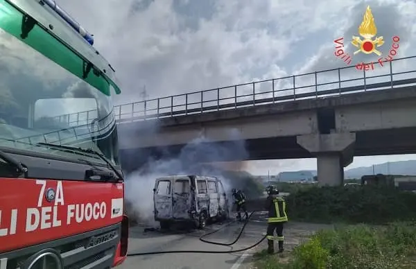 Pulmino distrutto dalle fiamme nei pressi dell'ex Sir