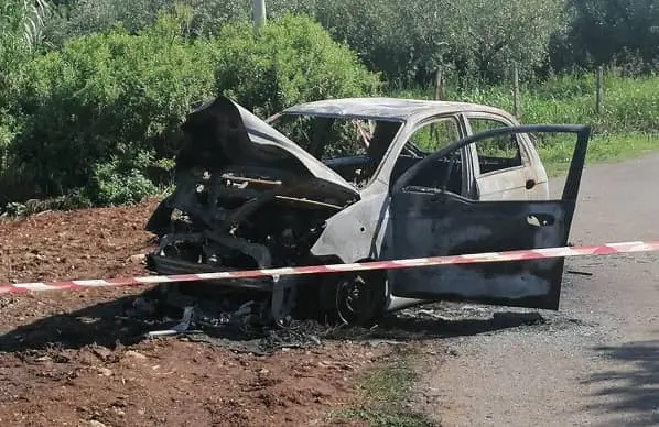 Anziano carbonizzato nell'auto: tragica scoperta a Lamezia