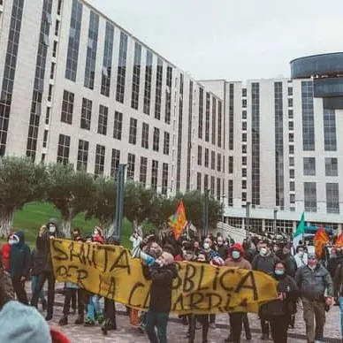 Avvisi garanzia no-vax: \"Ricostruzione falsata, in piazza a chiedere interventi\"